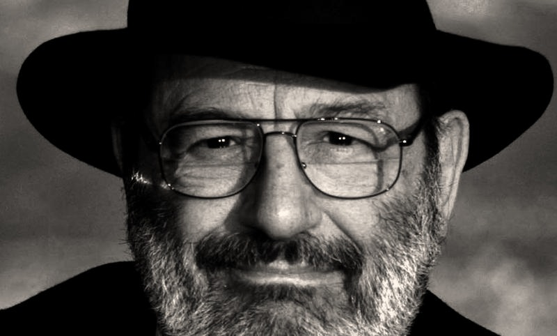 Umberto Eco: „Kto czyta, żyje podwójnie” – siła lektury